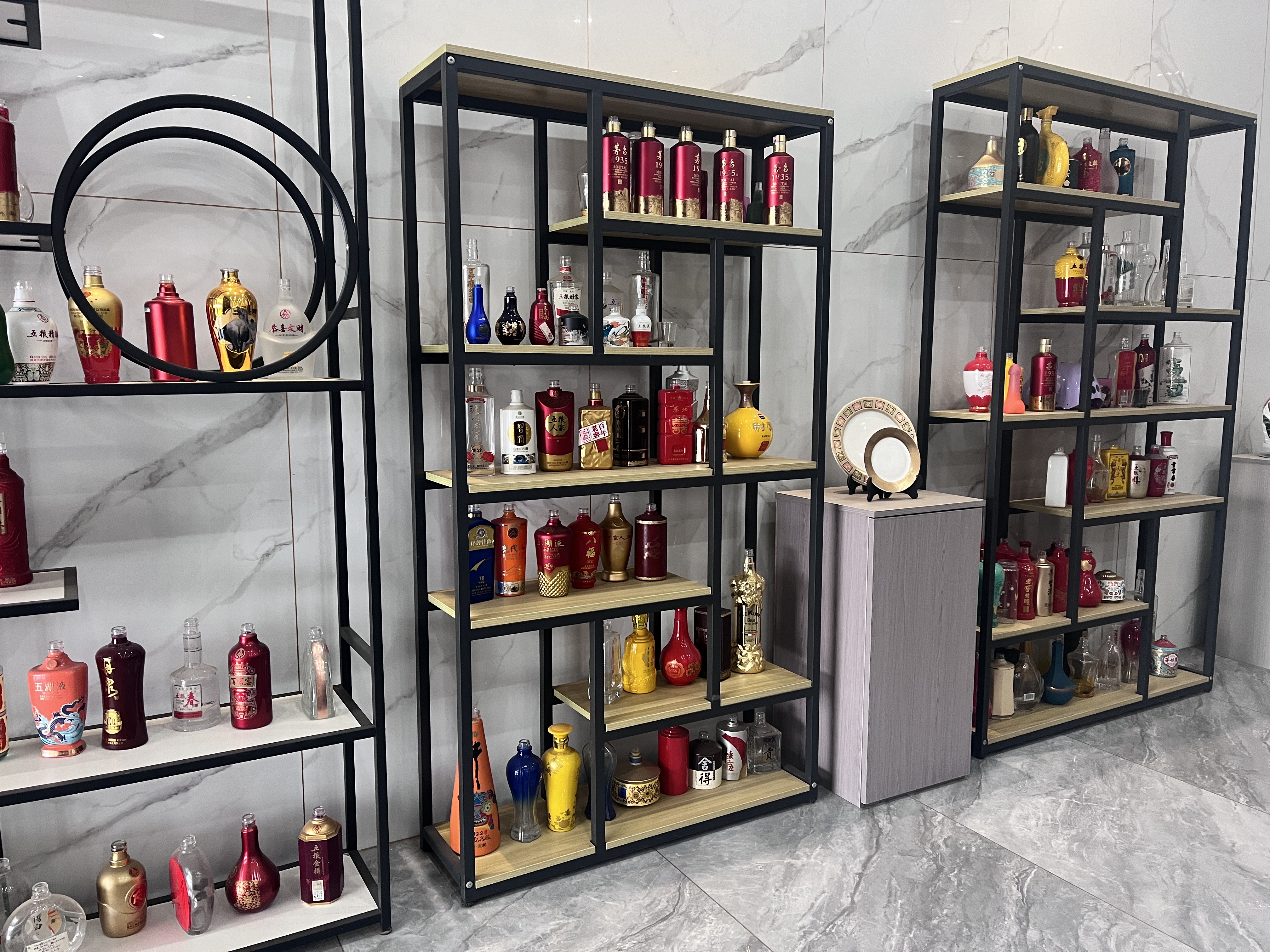 La etiqueta de la botella de vino.